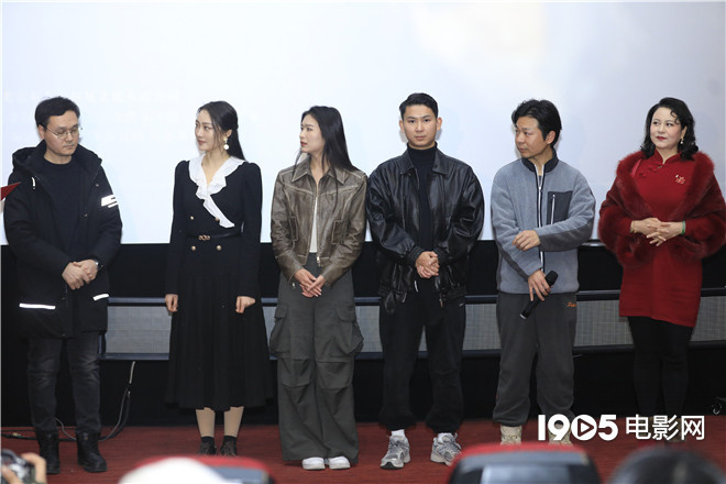 导演称多线叙事结构在《皮壳之下》首映中令人陶醉
