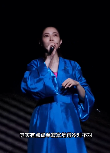 徐怀钰演唱会调侃上座率：其实有点孤单寂寞冷 -1