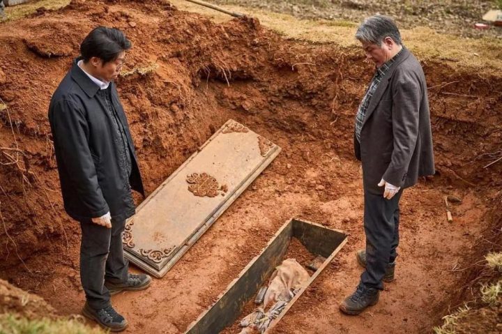 《破墓》成为影史纪录的颠覆者，票房大卖又引发众怒 -1