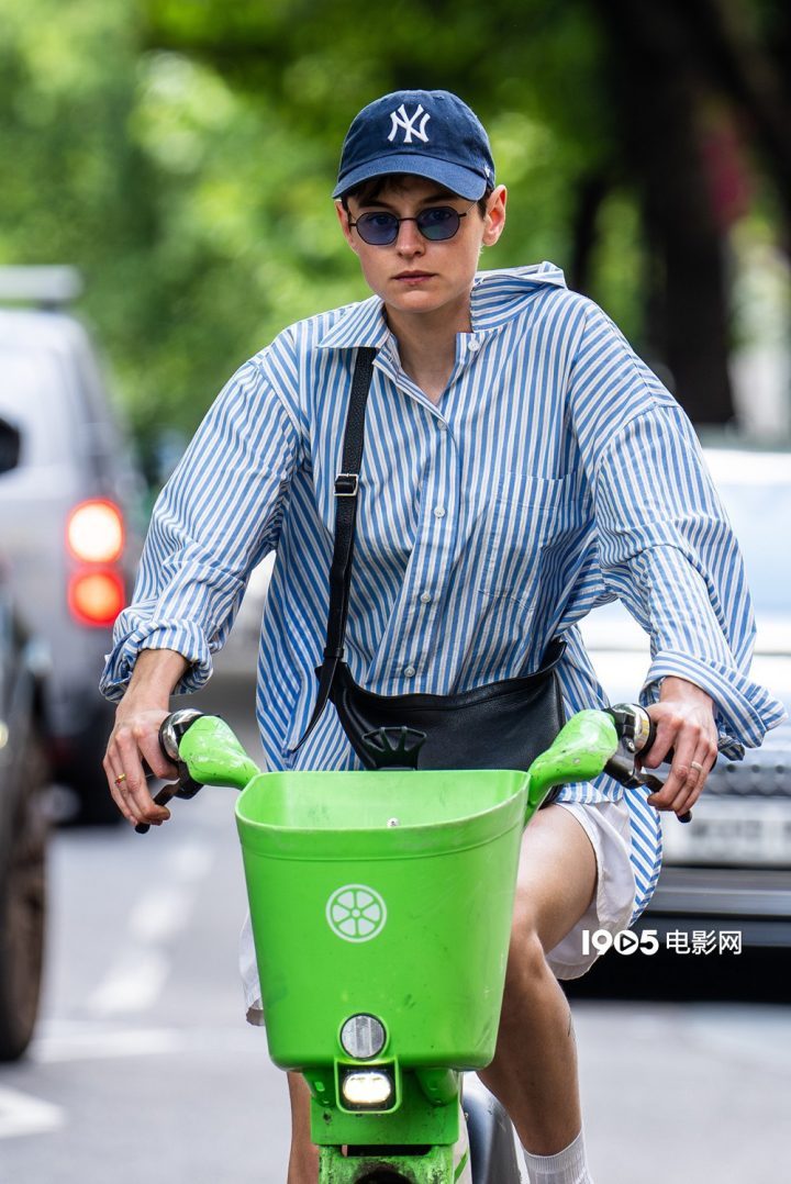 艾玛·科林和拉米·马雷克骑自行车漫步街头，引发猜测两人或已订婚 -1