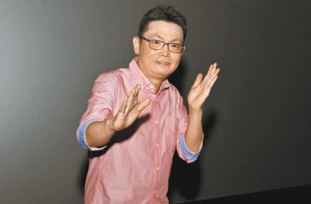 著名配音演员石班瑜逝世后追悼会上 大屏幕播放石班瑜的生前照片 -1