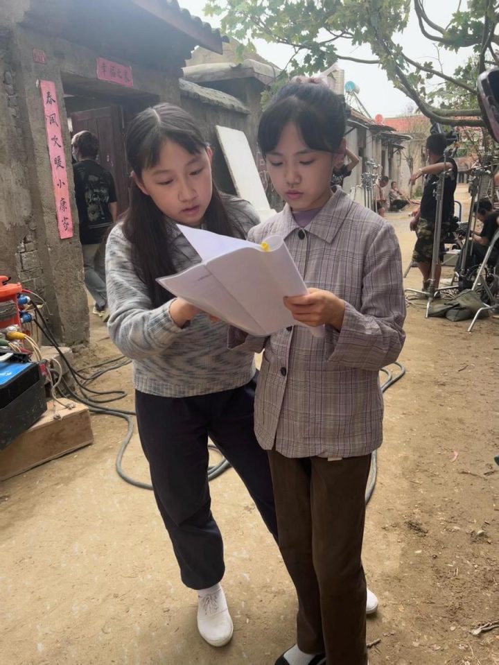 《六姊妹》发布何家共济预告及26姐妹团海报 -1