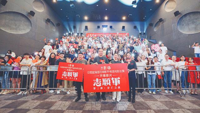 《志愿军2》主创龙岩聚首，陈凯歌导演亲昵影迷交流 -1
