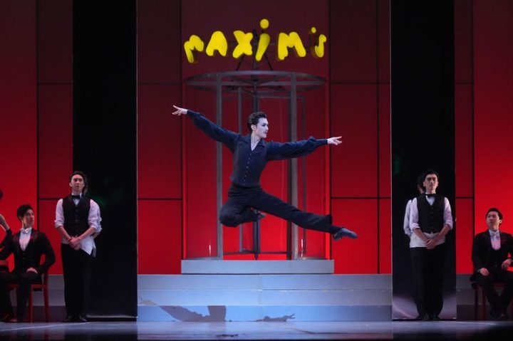 《蝙蝠》轻喜剧芭蕾中芭献演，罗兰·佩蒂经典再现舞台 -1