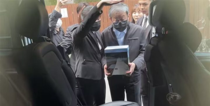 独子抱着琼瑶母亲的骨灰去花葬现场 -2