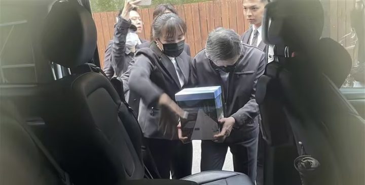 独子抱着琼瑶母亲的骨灰去花葬现场 -3
