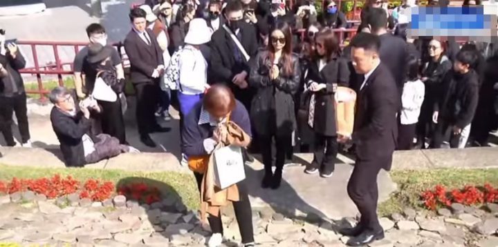 林心如献花亲友同悼：琼瑶花葬现场感人一幕 -2