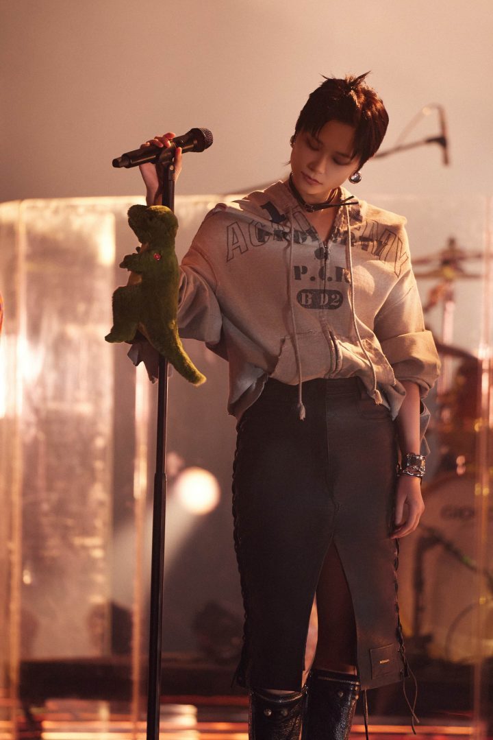 李宇春与康姆士乐队合唱《恐龙一样勇敢》述说小女孩与病魔斗争的故事 -1 李宇春与康姆士乐队合唱《恐龙一样勇敢》述说小女孩与病魔斗争的故事 -1