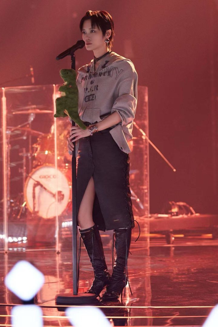 李宇春与康姆士乐队合唱《恐龙一样勇敢》述说小女孩与病魔斗争的故事 -2 李宇春与康姆士乐队合唱《恐龙一样勇敢》述说小女孩与病魔斗争的故事 -2