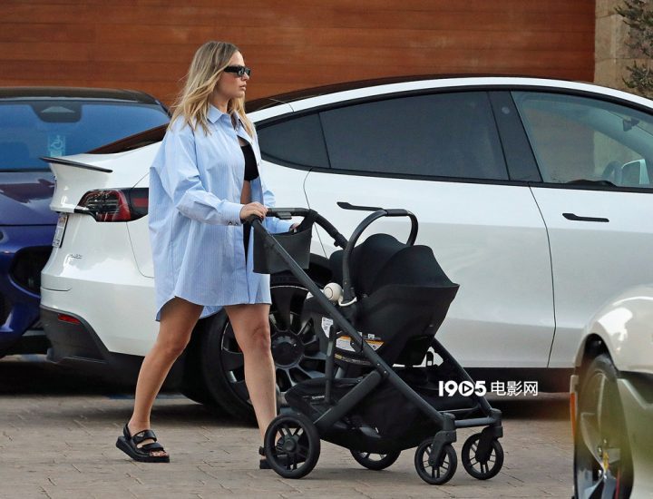 辣妈玛格特·罗比暴露下装疑似破损 伴爱夫带儿外出 -1