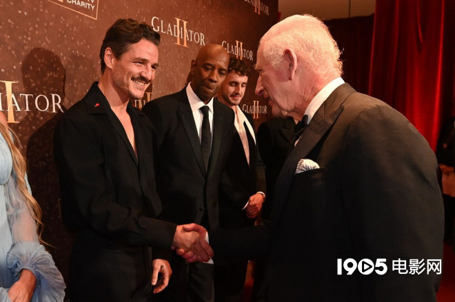 英国王室亮相《角斗士2》伦敦首映 与主创握手 -2