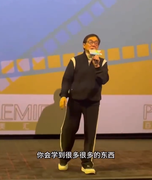 成龙呼吁观众到电影院看片：在家无法完整欣赏影片 -2
