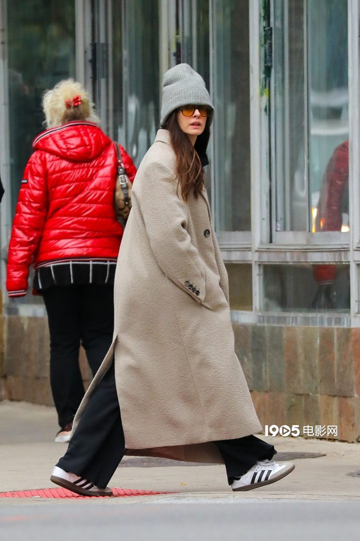 安妮·海瑟薇潇洒现身街头 戴双排扣长款风衣 -2