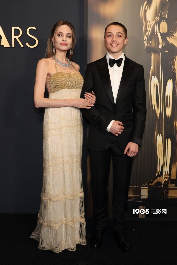 安吉丽娜·朱莉和儿子现身GA，撞脸16岁甜茶 -1