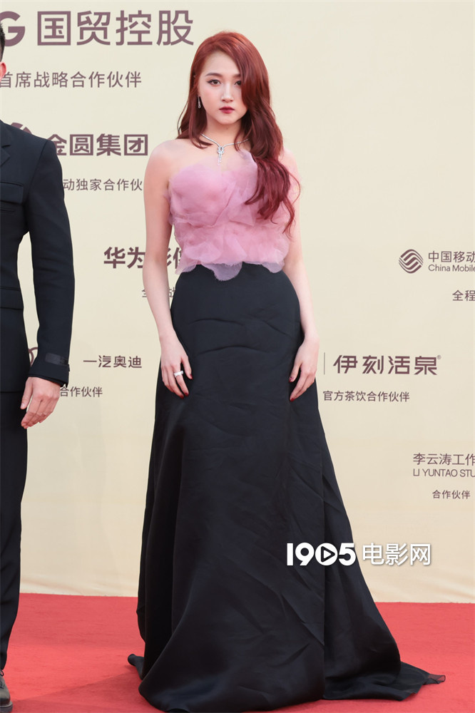 关晓彤红毯亮相：红发出镜 甜酷姐黑粉对决 -1
