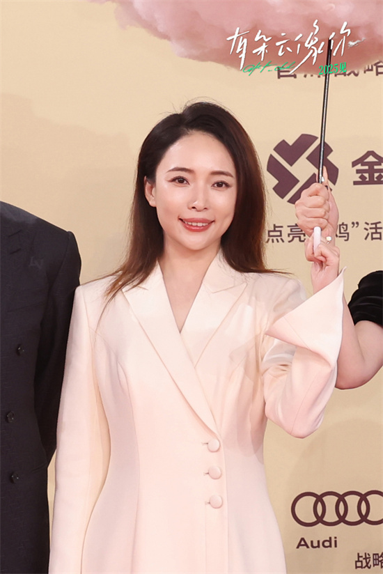 《有朵云像你》屈楚萧王子文亮相金鸡红毯浪漫登场 -1