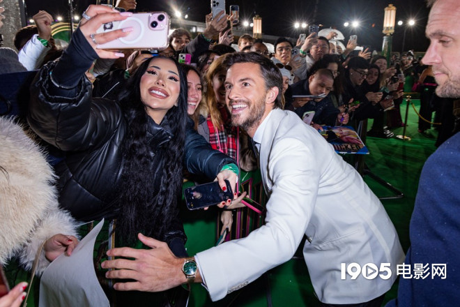 《魔法坏女巫》首映式惊艳伦敦:亲哥、男友支持 A妹! -2 《魔法坏女巫》首映式惊艳伦敦:亲哥、男友支持 A妹! -2