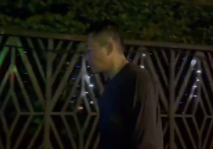汪小菲台北雨中现身，全程沉默显凝重 -2