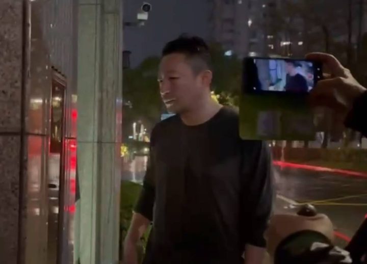 汪小菲台北雨中现身，全程沉默显凝重 -1