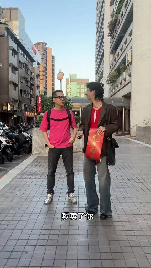 63庾澄庆与22岁子拜年：嘴上吐槽，眼中宠溺 -4