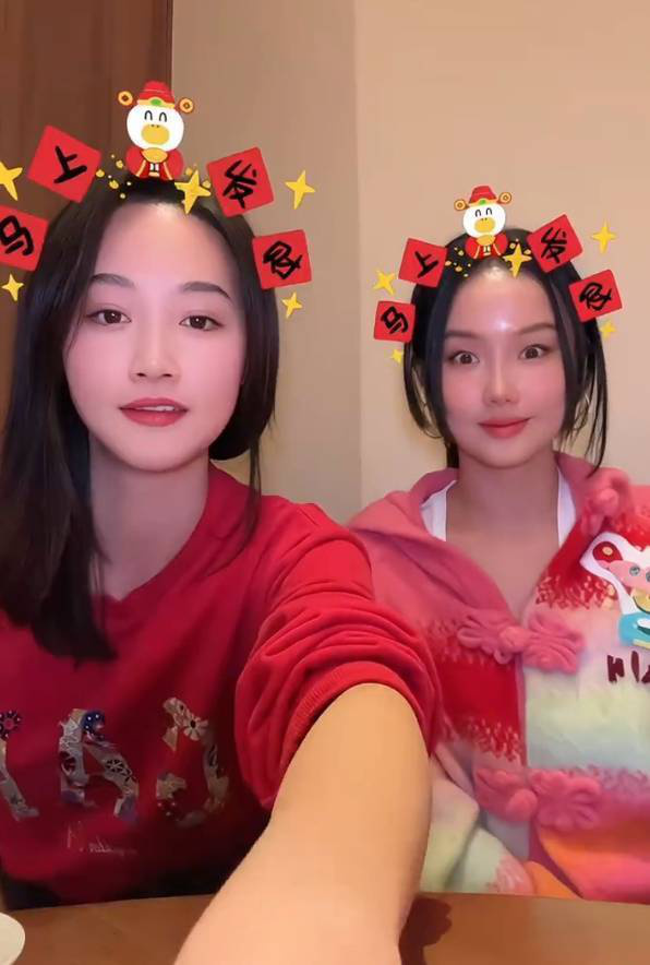 蓝盈莹黄龄合体，共舞手势舞笑容满面 -1