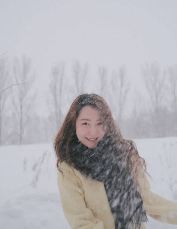 雪地漫步：黑围巾下的满分笑容 -2