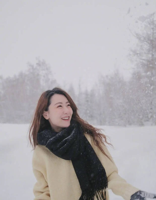 雪地漫步：黑围巾下的满分笑容 -1