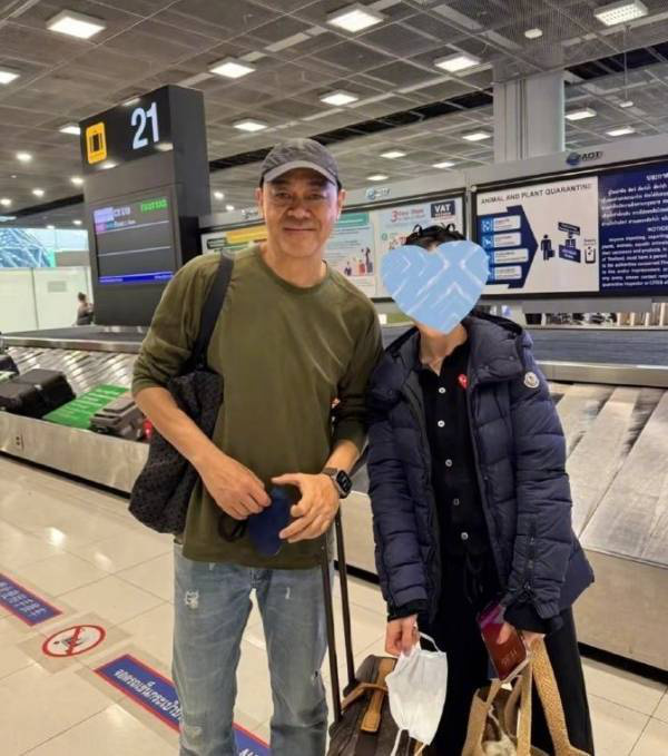 刘青云曼谷机场低调现身，穿“破洞牛仔裤”时尚有型 -1