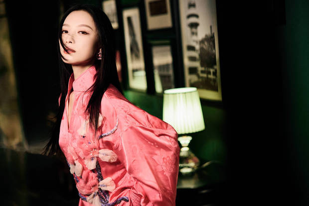 倪妮穿粉裙，双手插兜演绎酷飒风采 -1