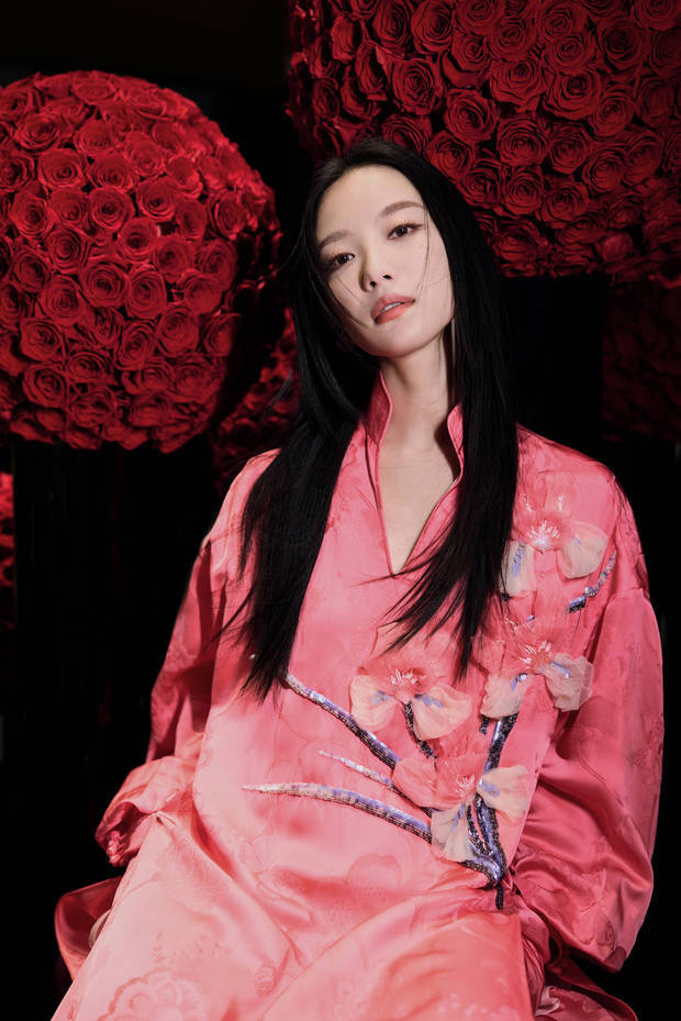 倪妮穿粉裙，双手插兜演绎酷飒风采 -2