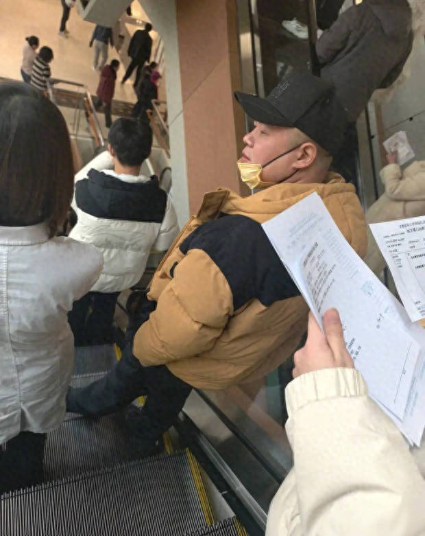 网友北京医院巧遇岳云鹏，戴口罩气色佳 -1