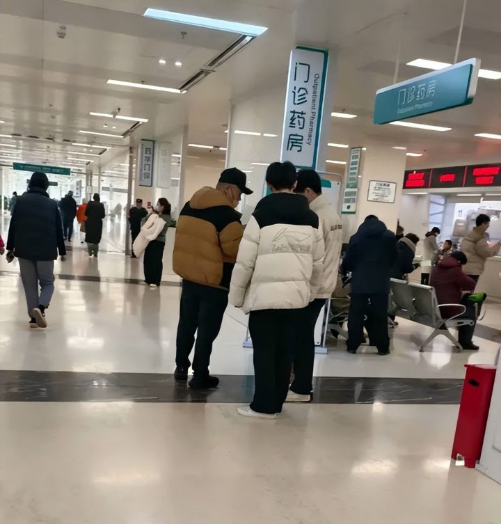 网友北京医院巧遇岳云鹏，戴口罩气色佳 -2