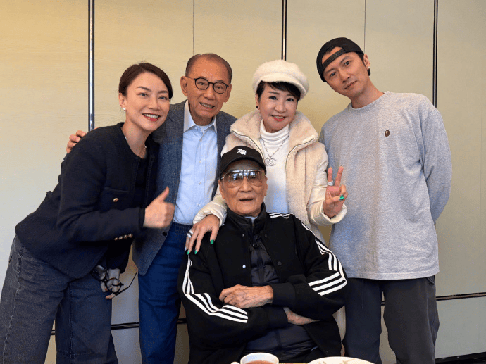 霍汶希晒谢霆锋全家福，遗憾未能抢到香港演唱会票 -2