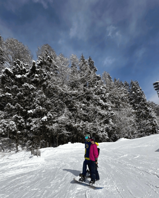胡定欣元宵佳节首晒“与男友滑雪”甜蜜照 -1