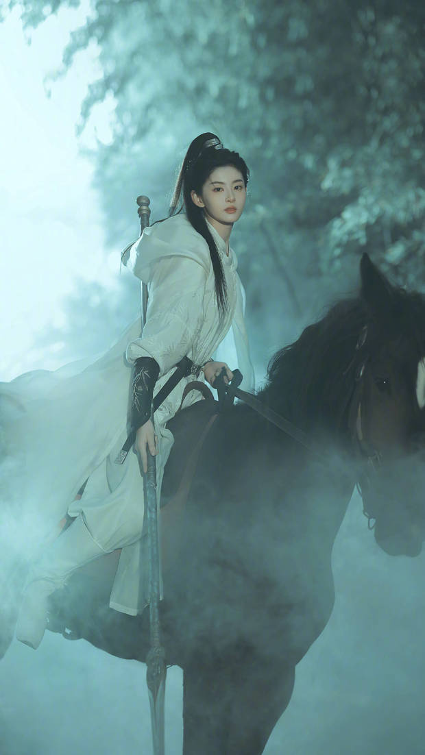 赵晴持剑策马，尽显女将风范 -1