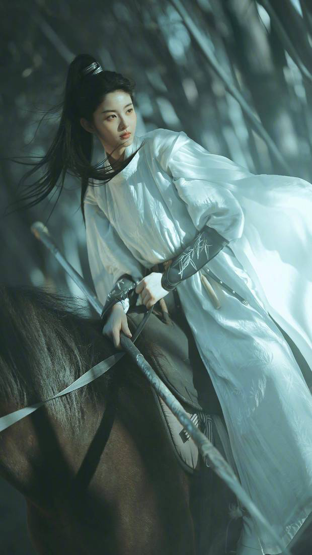 赵晴持剑策马，尽显女将风范 -3