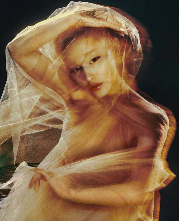 Ariana Grande：梦幻光影下的曼妙少女 -2