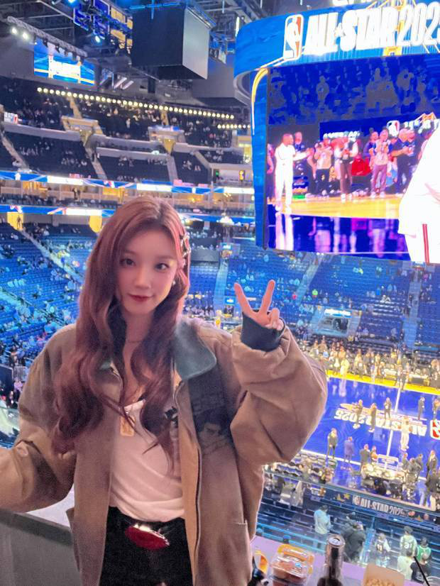 宋雨琦亮相NBA全明星赛 与姚明麦迪同框留念 -1