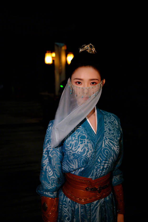 林允新剧幕后曝光，面纱遮面舞剑尽显侠女风采 -2