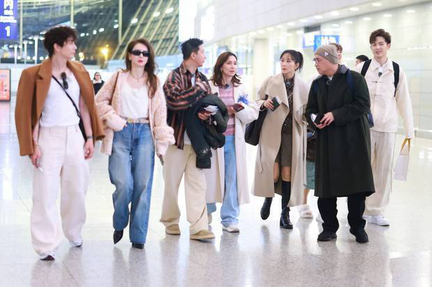 韩庚卢靖姗夫妇启程《妻子的浪漫旅行2025》录制 -1