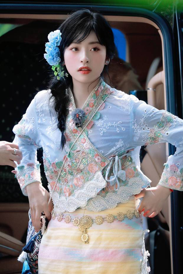傣族风情：沈月甜美笑颜与麻花辫的清新魅力 -1