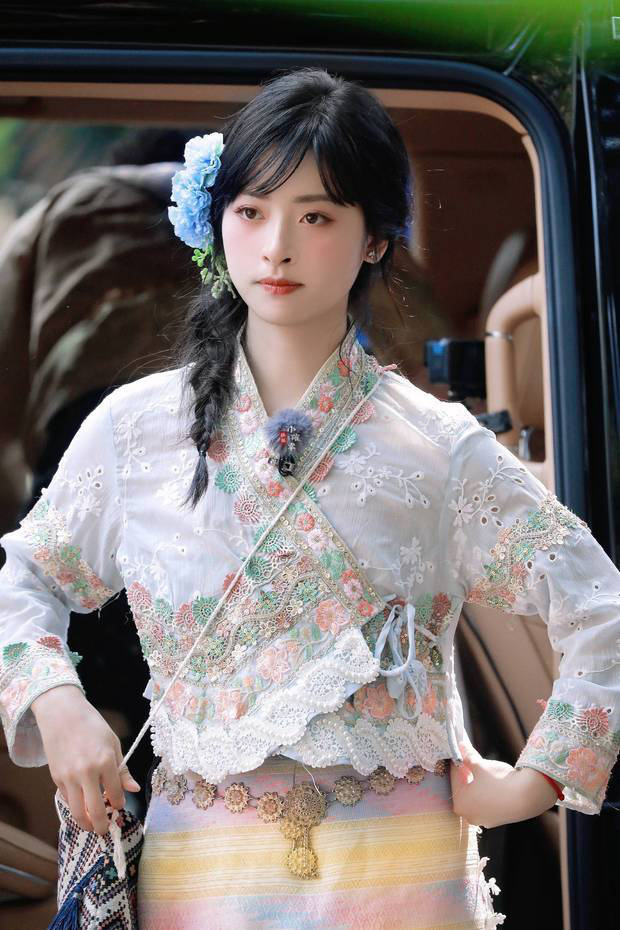 傣族风情：沈月甜美笑颜与麻花辫的清新魅力 -2