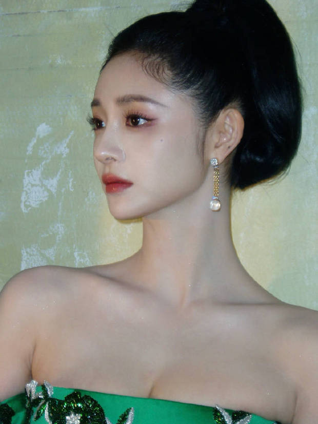 周洁琼穿露肩裙展迷人曲线，戴珍珠耳环如油画中公主 -1