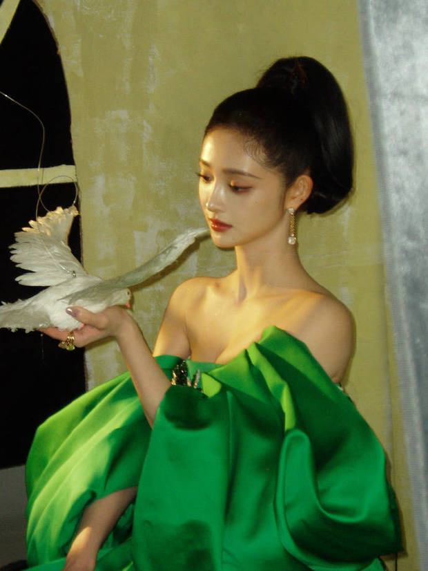 周洁琼穿露肩裙展迷人曲线，戴珍珠耳环如油画中公主 -2