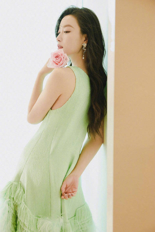 倪妮轻抚芍药，绿纱裙古韵生香 -3