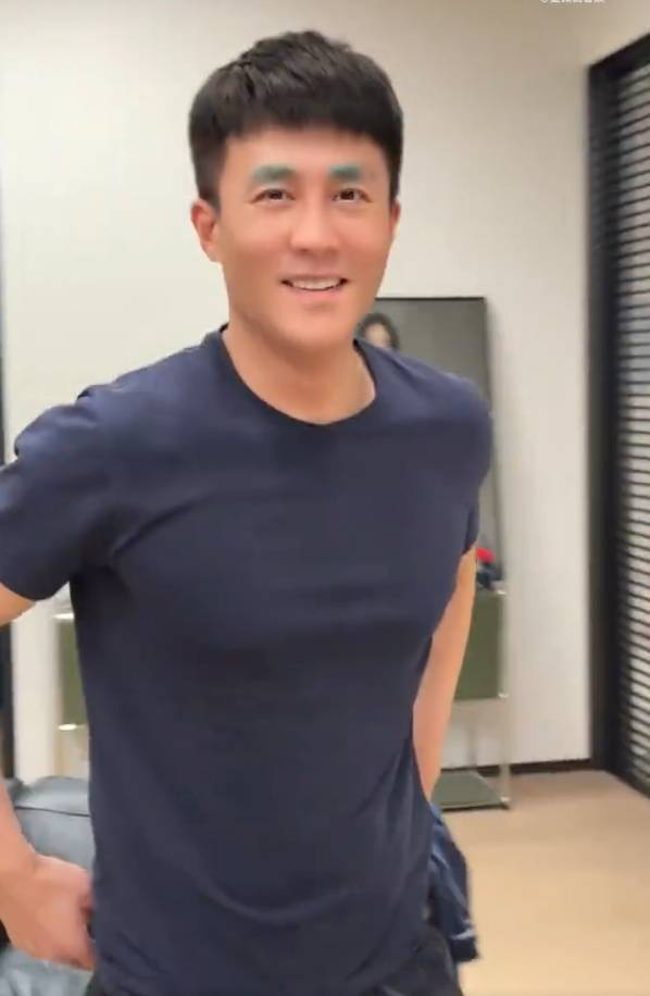 王灿分享女儿为杜淳画“绿眉毛”化妆视频，童趣十足 -1