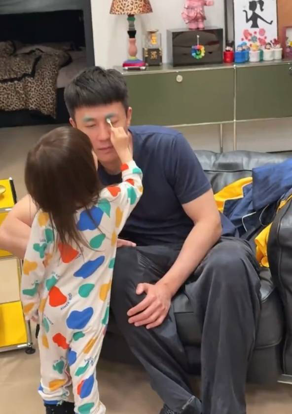 王灿分享女儿为杜淳画“绿眉毛”化妆视频，童趣十足 -2