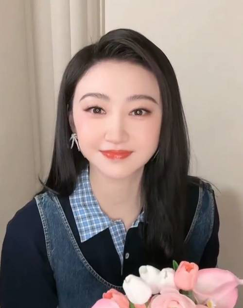 景甜术后首秀直播间，谈去年腿部手术经历 -1