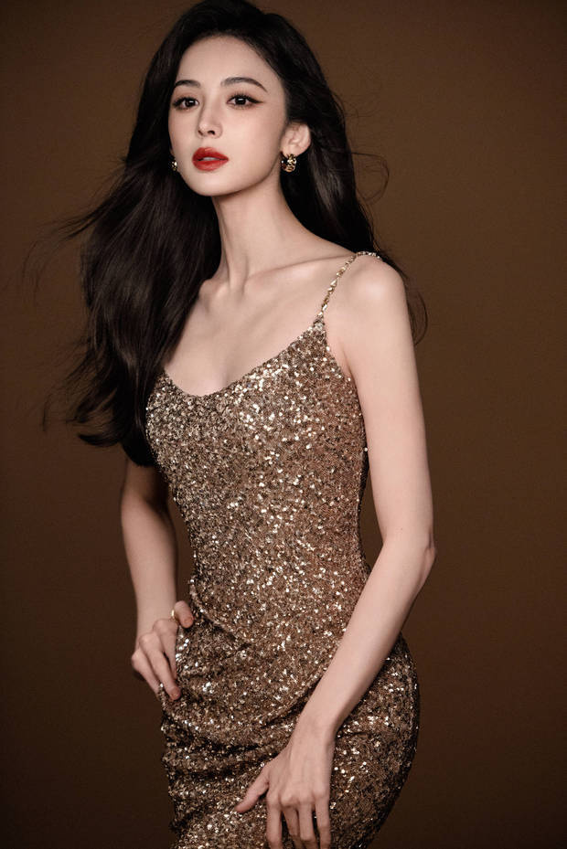 娜扎吊带裙尽显凹凸身材，美背露优雅性感 -1