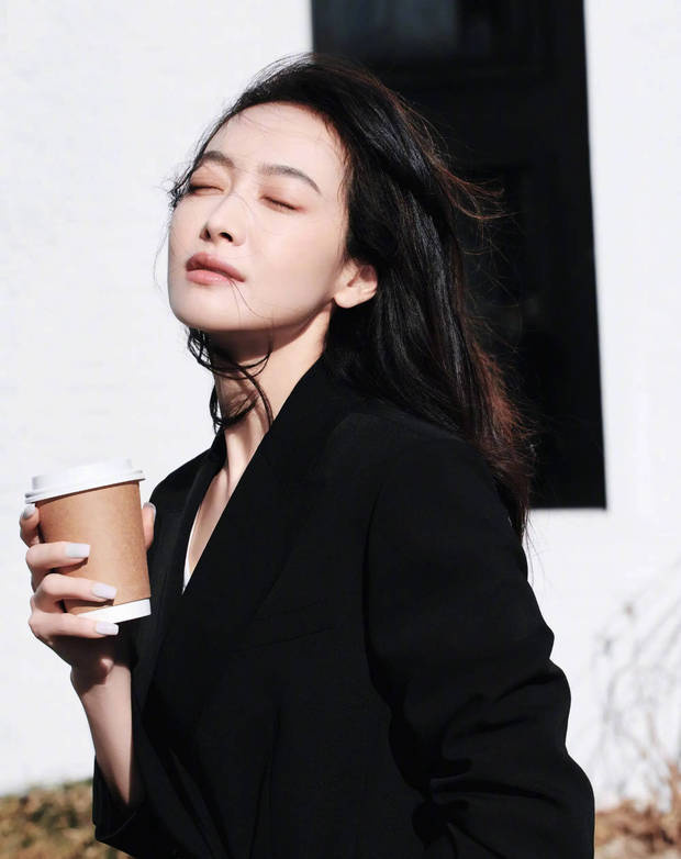 宋茜西装街头时尚 咖啡在手显精致 -2